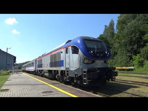 Gama SU160 z TLK Wetlina odjeżdża ze stacji Zagórz