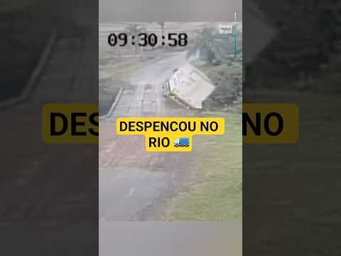 Caminhão despenca de ponte no RS! 😱 #shorts