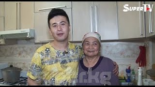 Нурмат Садыровдун апасына белек кылган үйүндө конокто