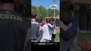 Vídeo: Oyarzabal é recebido com festa na Real Sociedad após título da Copa