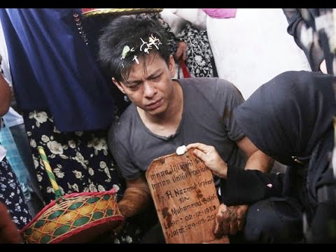 Tangis Ariel NOAH di Makam Sang Ayah