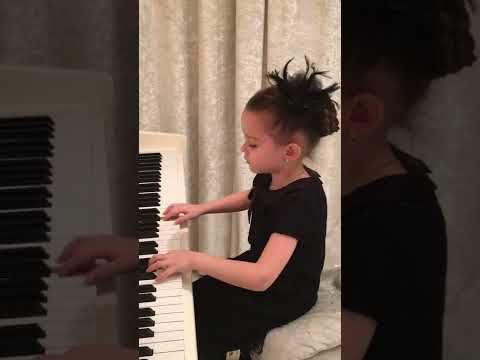 Агафья Корзун, 4,5 года, Прелюдия ля минор, И.С. Бах