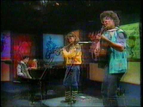 Cover Yonatan on Shminiyot BaAvir c 1983 interesting closing title seq music