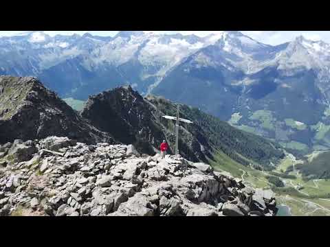 Rauchkofel ein Gipfelkreuz im Ahrnthal in Südtirol