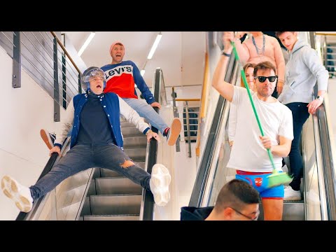 SITUAZIONI IMBARAZZANTI SULLE SCALE MOBILI - iPantellas