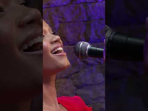 Pode se achegar com Agnes Nunes no Estudio Showlivre. 💚 Show completo HOJE, a partir das 18h. ✨