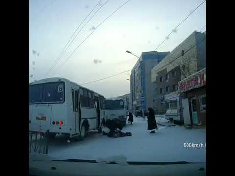 Видеофакт: В Якутске женщина упала на остановке и потеряла сознание Видеофакт: В Якутске женщина упала на остановке и потеряла сознание