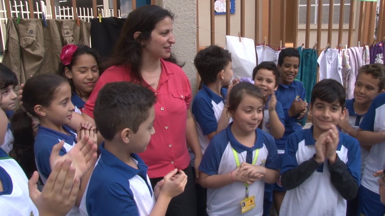 Alunos de escola municipal criam varal de roupas doadas; Veja vídeo