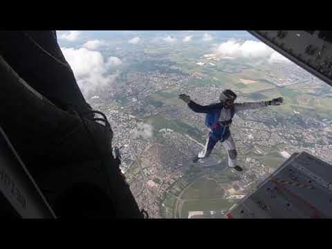 Sortie A400M de l'équipe parachutiste de l'armée de l'air au Salon du Bourget 2019