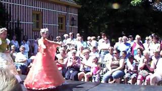 preview picture of video 'Frayelemaborg Slochteren  modeshow prinsessenjurken (2)'