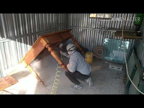 Recupero di un tavolo anni '20, in legno massello.