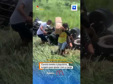 Carreta tomba em Farias Brito no Ceará e  carga é levada.