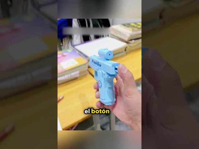 Vídeo relacionado con YUZNA 2 Piezas Pistola de Agua de Broma Reversible, ¡Chorro Sorpresa que te Moja, Juego Divertido para Fiestas, Regalo Verano y Amigos