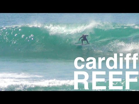 Sērfošana labos viļņos Kārdifas rifā