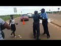 Zungueira Bate Policial Em Angola