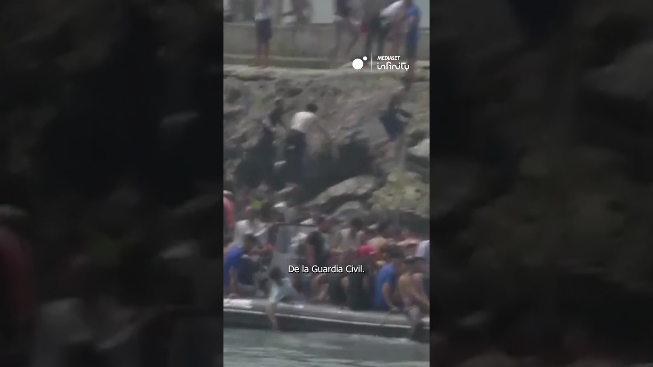 Impactantes imágenes | La Guardia Civil comienza a rescatar a inmigrantes en peligro en alta mar