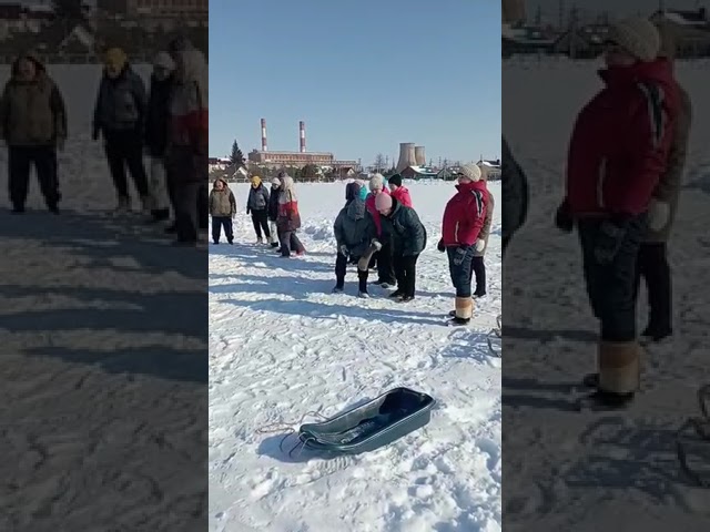 Группа пенсионерок "здоровье" весело отмечают юбилей создания группы????