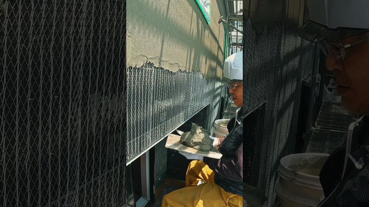 Applying cement mixture on wire mesh-covered walls #shorts #construction