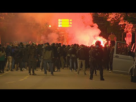 Zürich ZH: GC zurück in der Super League – Fussballfans feiern vor dem Stadion mit Feuerwerk