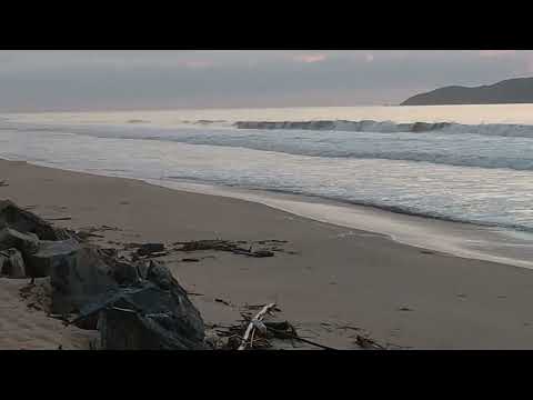 Ondas fortes nesta manhã de sábado em Balneário Barra do Sul SC