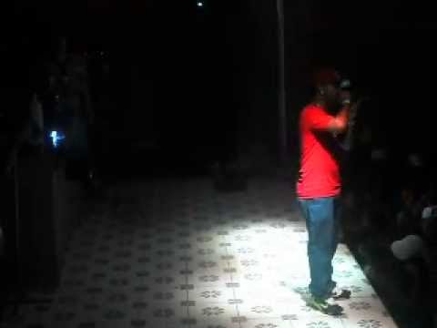 MC ANDREZINHO DO COMPLEXO NO FUNK FOLIA TWISTER BOMBADASSA 04/08/2012