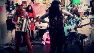 The Coathangers - Follow Me (OFFICIAL MUSIC VIDEO)
