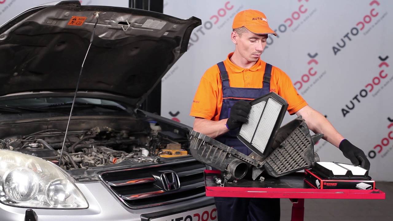 Jak vyměnit vzduchový filtr na Honda CR-V II – návod k výměně