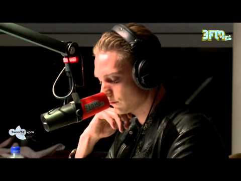 Thomas Azier co-host in 3voor12 Radio - Een plaat voor een MH17 slachtoffer