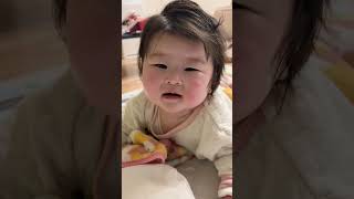 「寝ないの？」って聞いた結果がこれ。Me: "Time to sleep?" / Baby: (Smile)