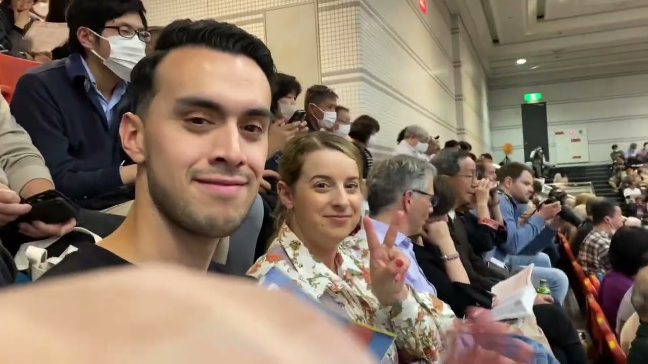 Watch visitors experience the thrilling spectacle of sumo wrestling at Edion Arena!