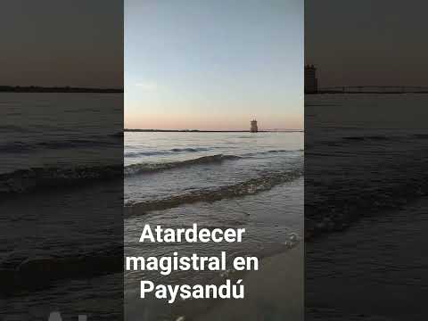 Hermoso atardecer sobre las playas de Paysandu