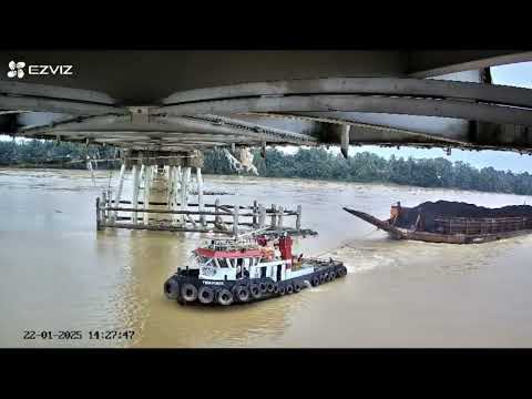 Detik-detik Tongkang Batu Bara Tabrak Jembatan Muara Tembesi