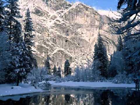 Blauer Himmel weisse Wolken grüne Wälder von den Benicarlos