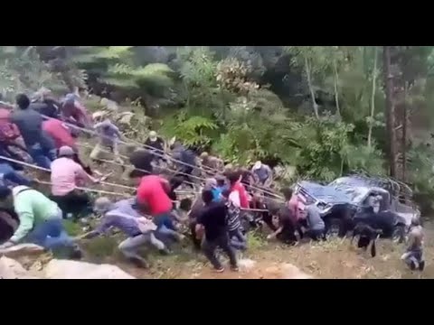 Vecinos se unen para sacar un picop desde barranco en Quetzaltenango