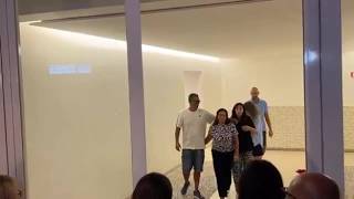 Firenze si stringe intorno alla madre di Lorena Isceri: il lungo applauso e la fiaccolata