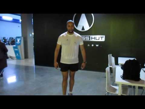 quem anda à chuva molha-se , quem corre à chuva encharca-se