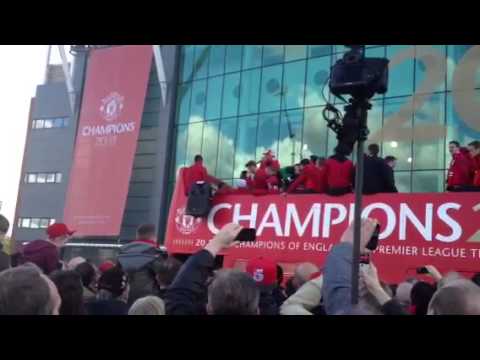 Rio Ferdinand singing Nemanja Vidic chant