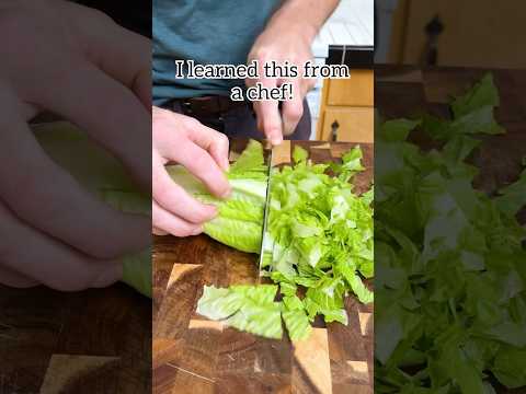 How to effortlessly chop romaine lettuce like a chef! #salads #mealprep #chef #kitchenhacks #lettuce