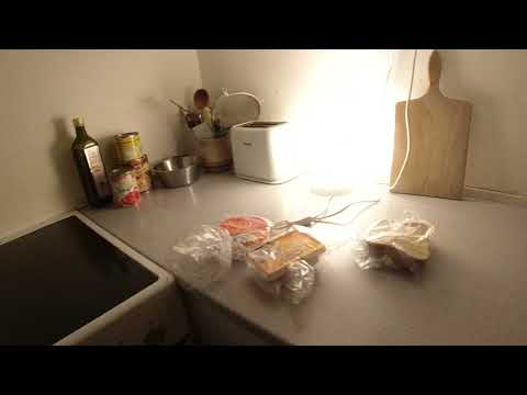 MongoTV_10750 - Spiser Morgenmad Og Snakker Om Små 1 Rum Lejligheder