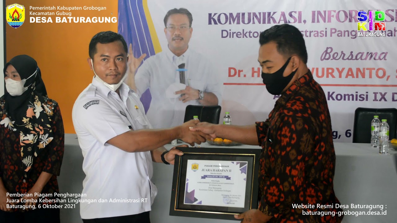 Pemberian Piagam Penghargaan Juara Lomba Kebersihan Lingkungan dan Administrasi RT