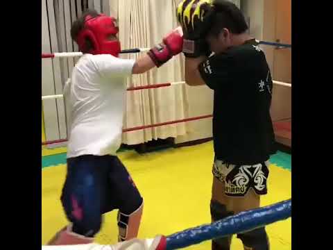 受付スタッフ飯塚のスパーリング