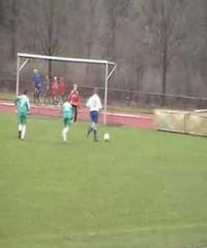 Tor von Jan Fröhlich gegen zwei Verteidiger