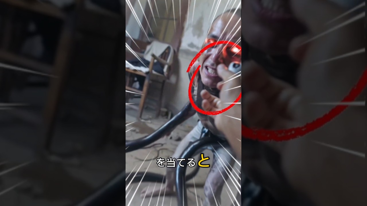 この男の目にレーザーを照射すると、彼の中にいる生き物が現れる😱😱