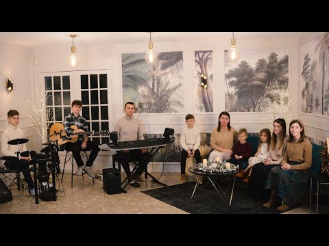 Familia Mihai "Intr-o noapte-n Betleem" /Colind/ Official Video