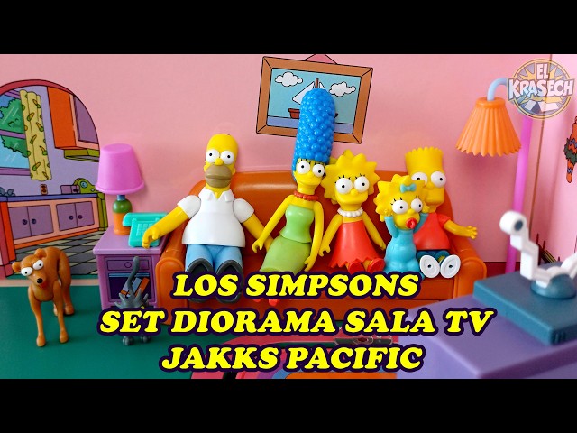 Vídeo relacionado con Jakks Pacific Diorama de la Sala de Estar de Los Simpson, Set de Juego con Licencia Oficial, Incluye una minifigura de Homer de 6 cm y Accesorios, Divertidas Funciones interactivas