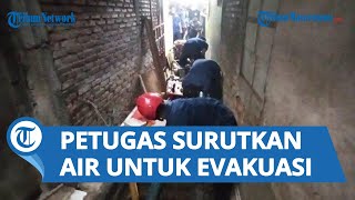 Petugas Surutkan Air Gorong-gorong untuk Cari Korban Tenggelam di Pademangan