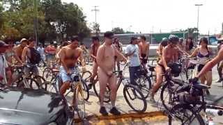 3er. paseo ciclista nudista guadalajara 2013 saliendo del tianguis cultural!!!