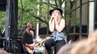 ZZ Ward singing Lil Darlin LIVE @ Sonic Lunch