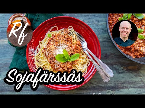 Sojafärssås - en vegan pastasås med sojafärs, krossade tomater och tomatpuré smaksatt med vitlök, lök, oregano, basilika, chiliflakes och timjan. >
