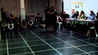 Virginia Pandolfi y Nestor Azorin bailando en Floreal Milonga